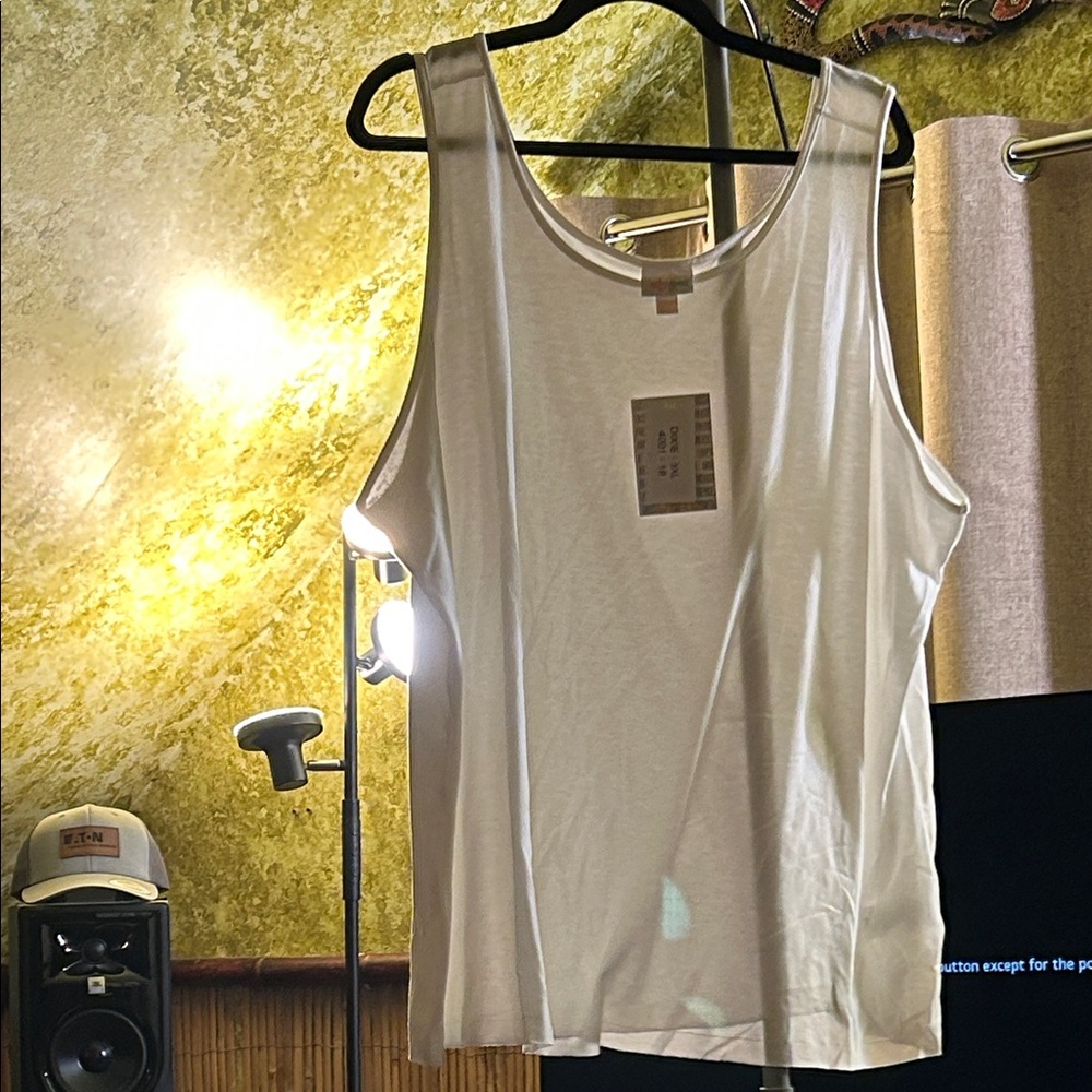NWT LuLaRoe White Dixie Tank 3X. From a non smoking/pet friendly home.